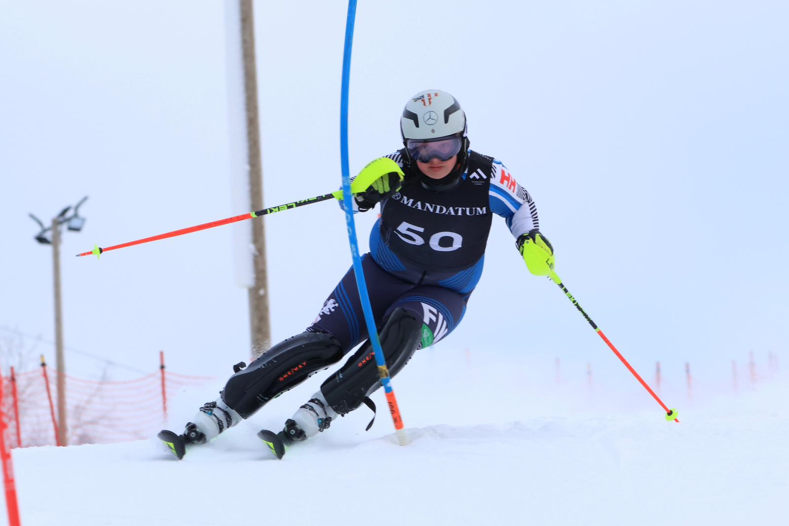 Pujottelija kilpailuvauhdissa Mandatum Ski Tourilla