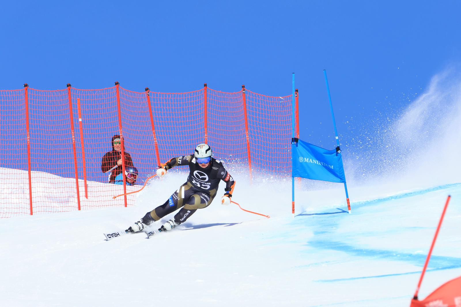 Suurpujottelija ohittaa Mandatum Ski Tourin portin