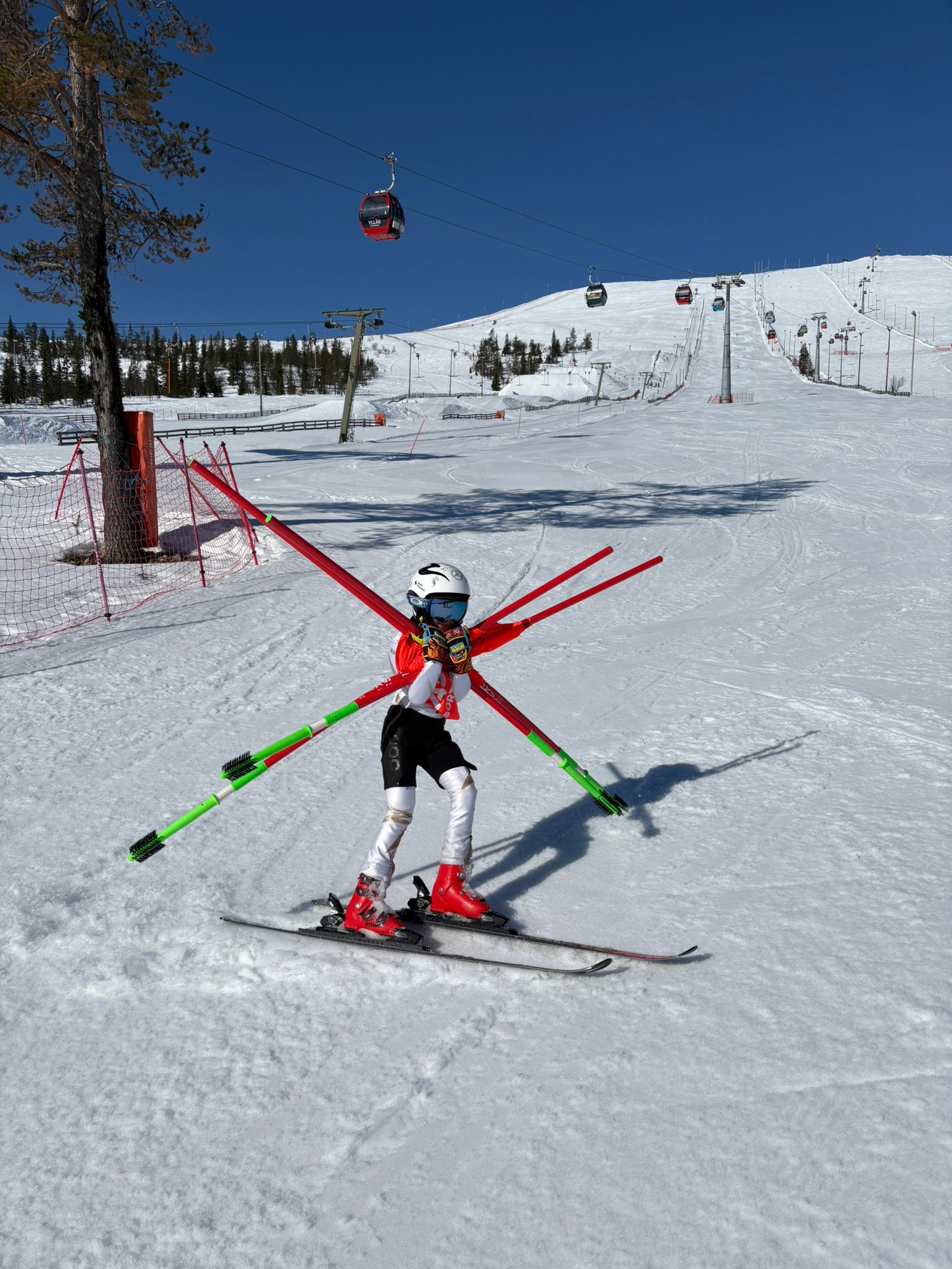 Nuori laskija kantaa ratakeppejä harjoituksissa
